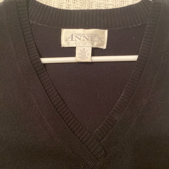 Vintage Medium v neck, sleeveless pullover sweater. - Picture 3 of 4